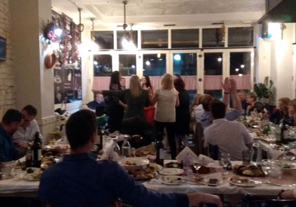 Με πολύ κέφι, τραγούδι και χορό!
